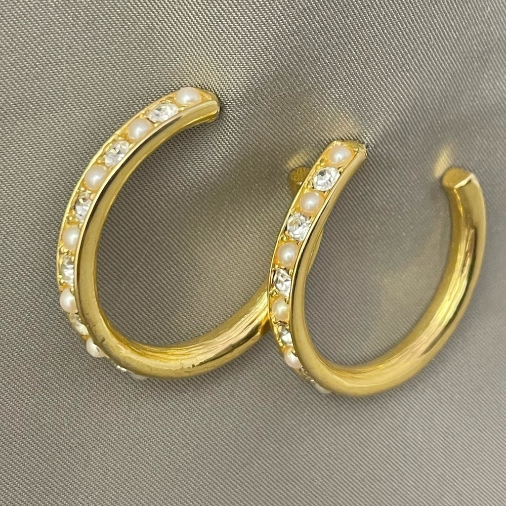 Vintage TRIFARI Signed Gold Tone Hoop Earrings Faux Diamond Rhinestone Pearls - Picture 3 of 7